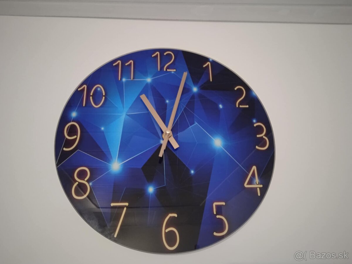 Nástenné hodiny, masážny vankúš a guličky