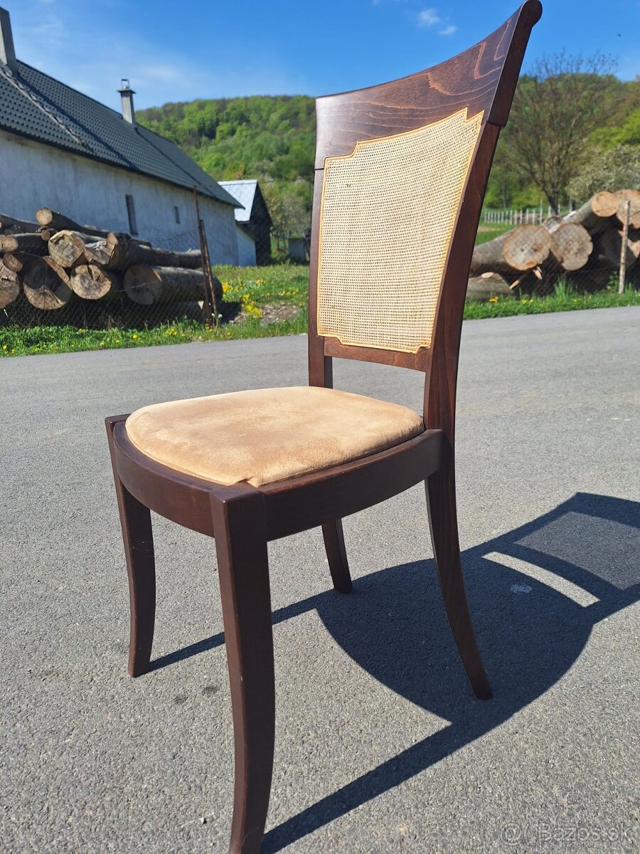 Drevené stoličky