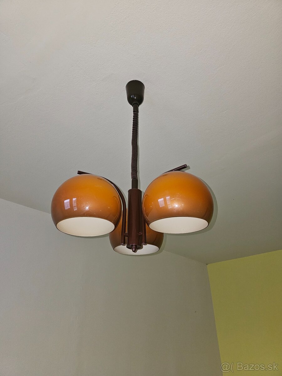 Darujem 3 lustre a plynový sporák