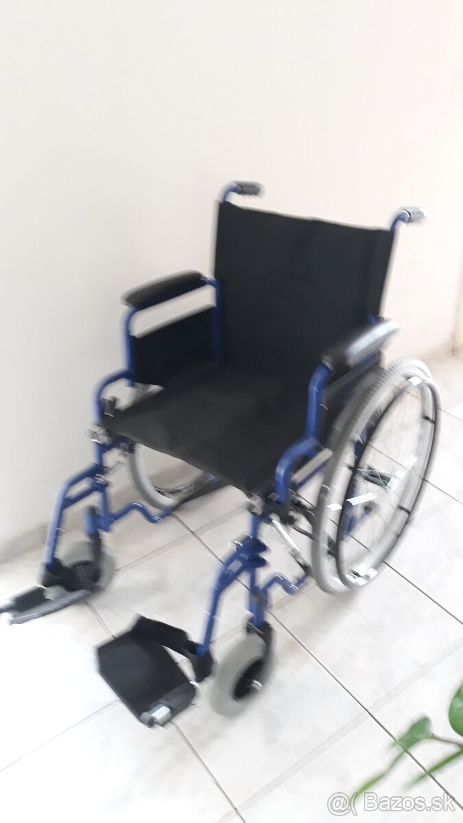 Skladací invalidný vozík a chodítko