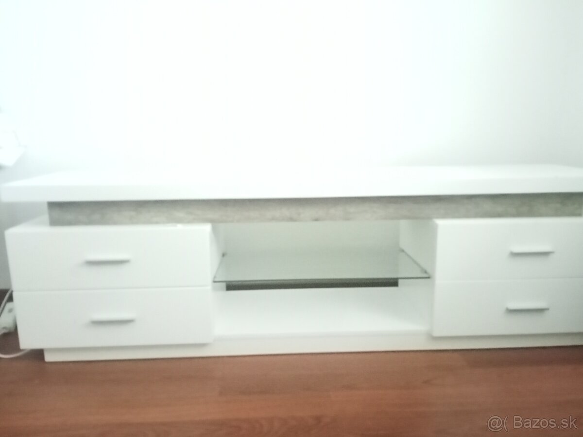 Dlhá komoda 175 cm - stolík so 4 zásuvkami
