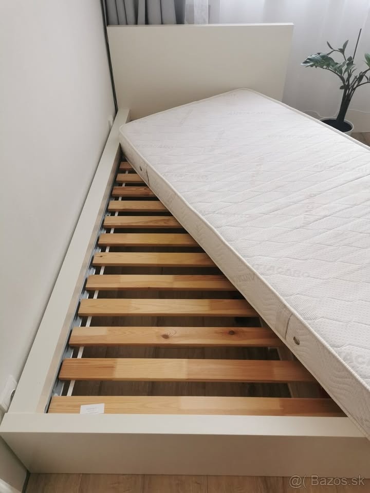 Jednolôžková posteľ (Ikea) s roštom a matracom