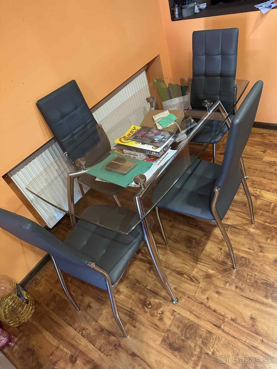 Stôl zo stoličkami