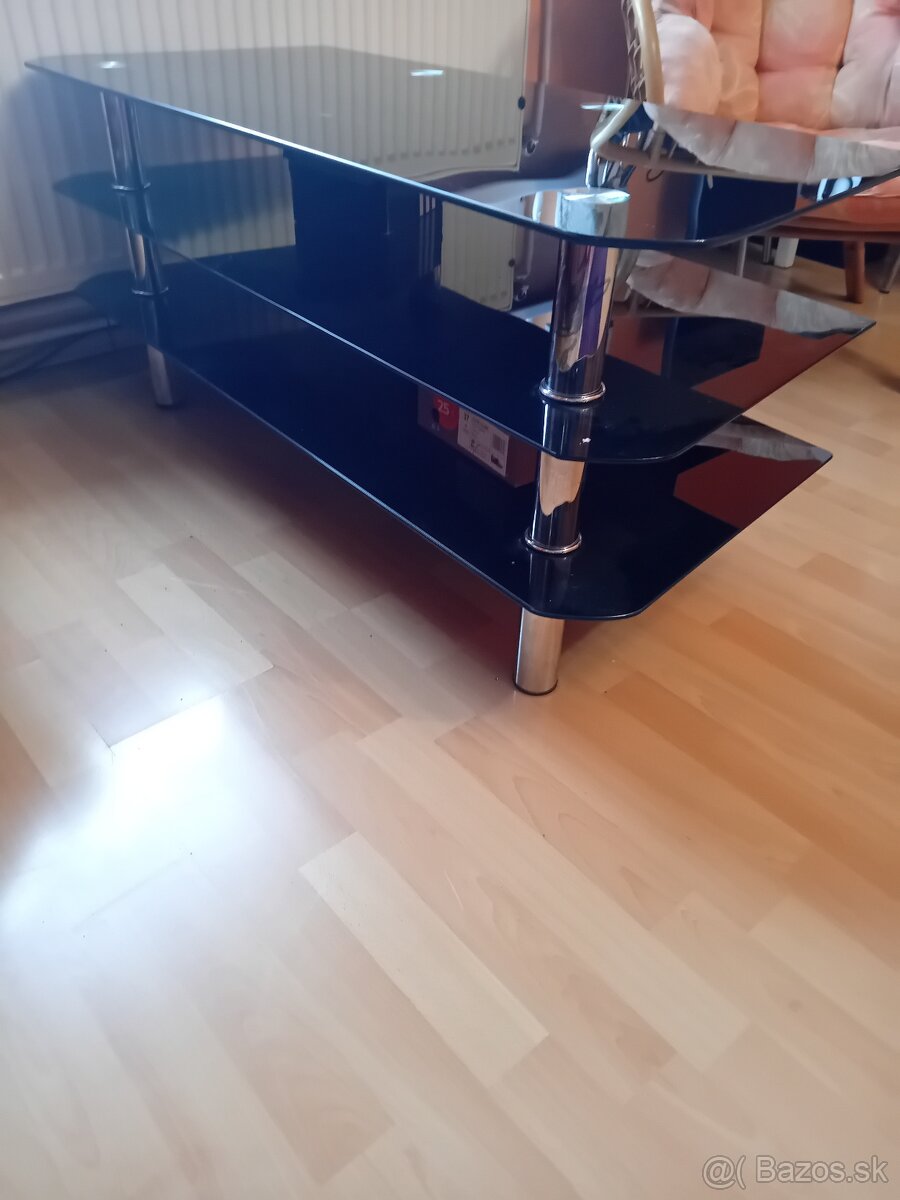 Stolík pod televízor