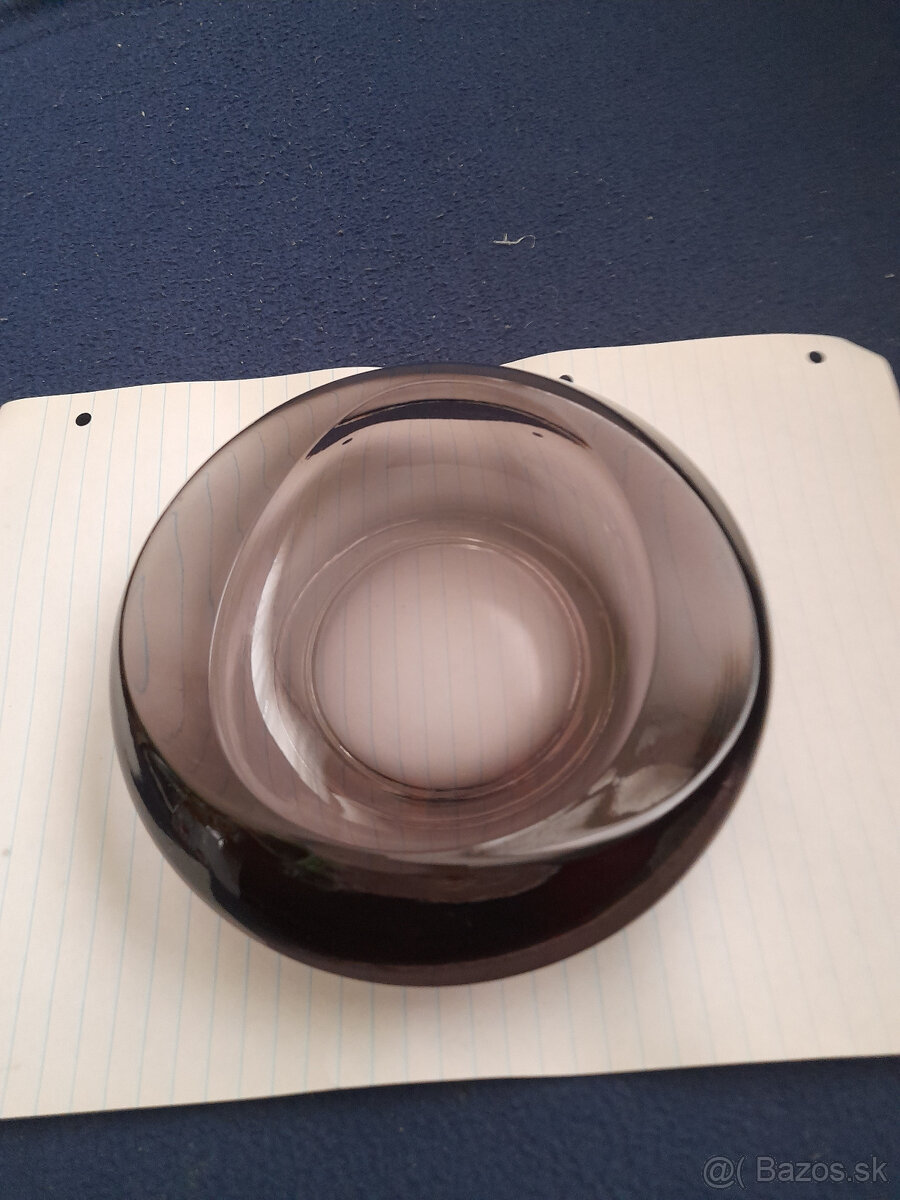 Popolník z hutného skla