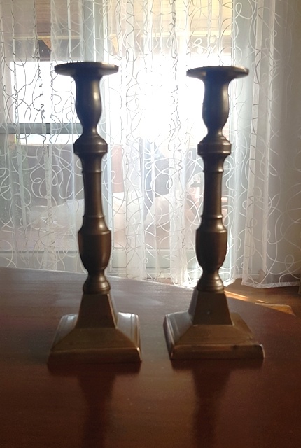 párové svietniky a soška anjela Teppanom
