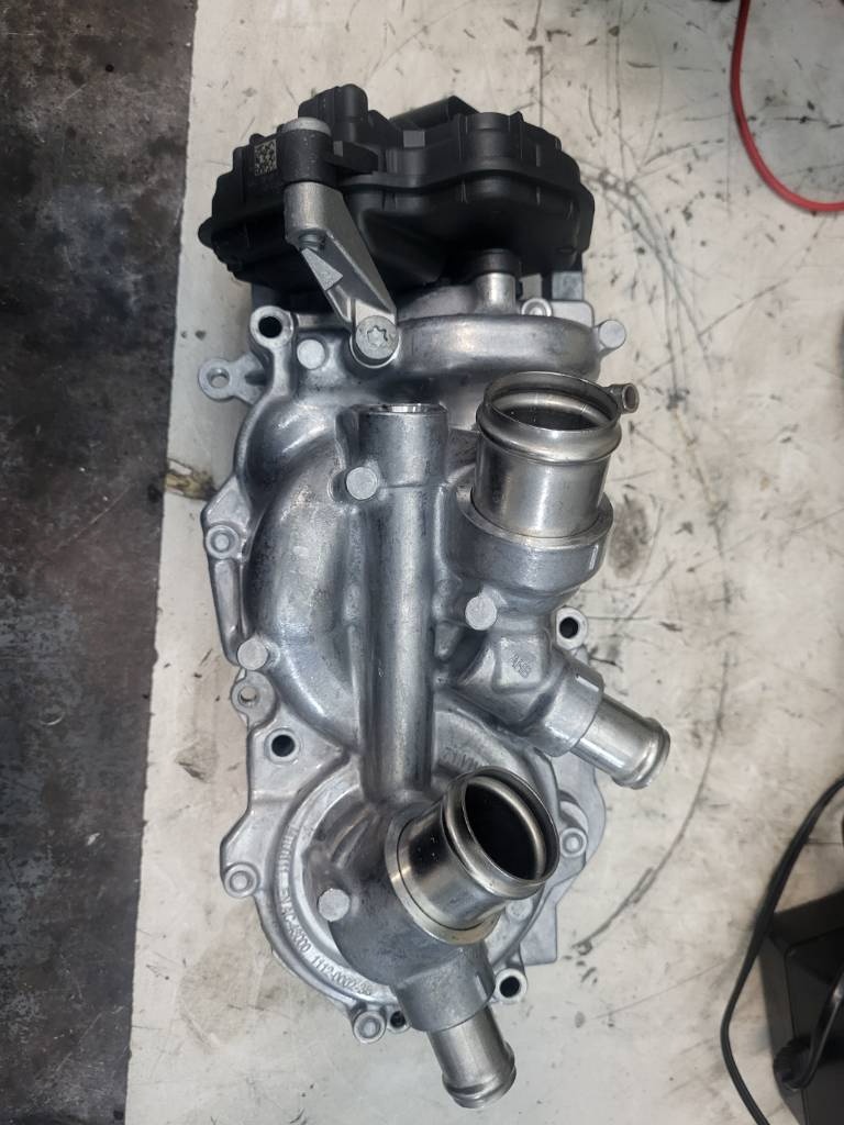 Vodne cerpadlo pumpa termoregulator 05E121111AB