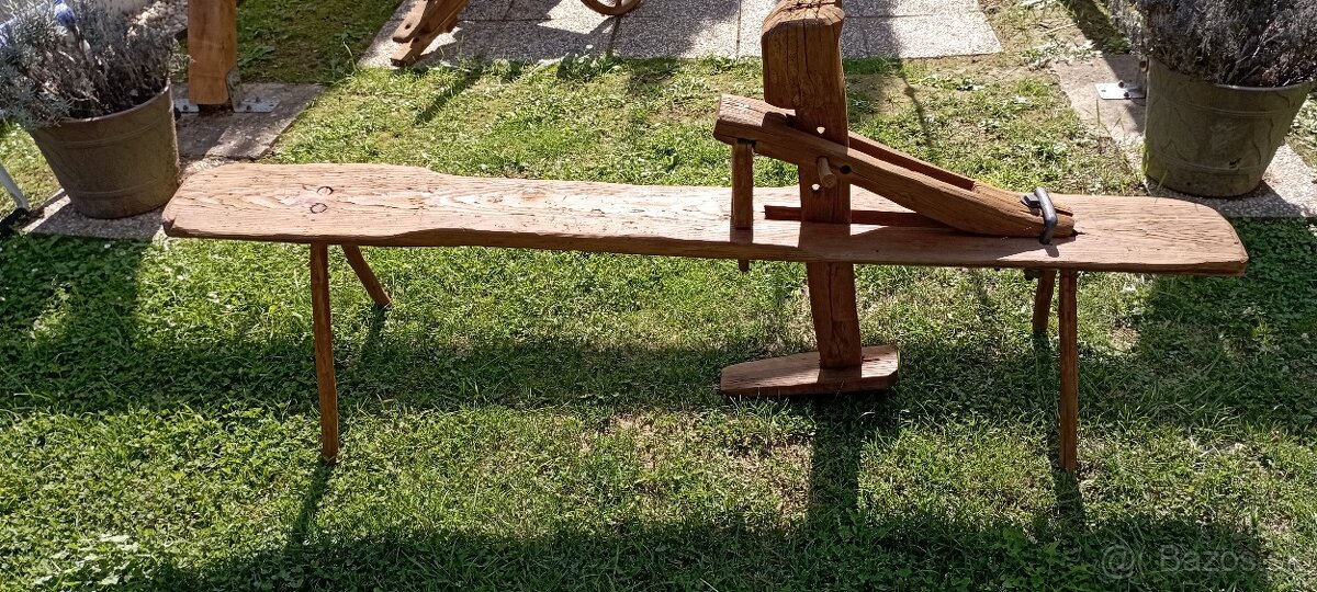 Starý drevený stolec