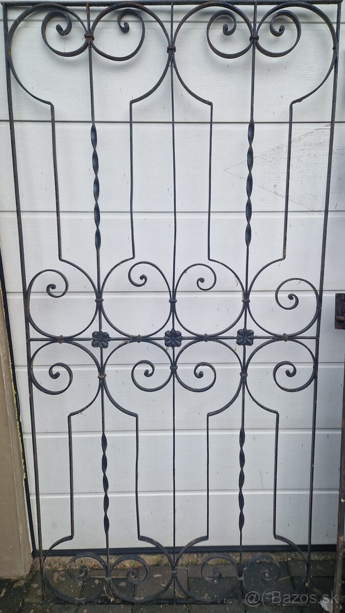 Starožitná kovaná okenná mreža 4