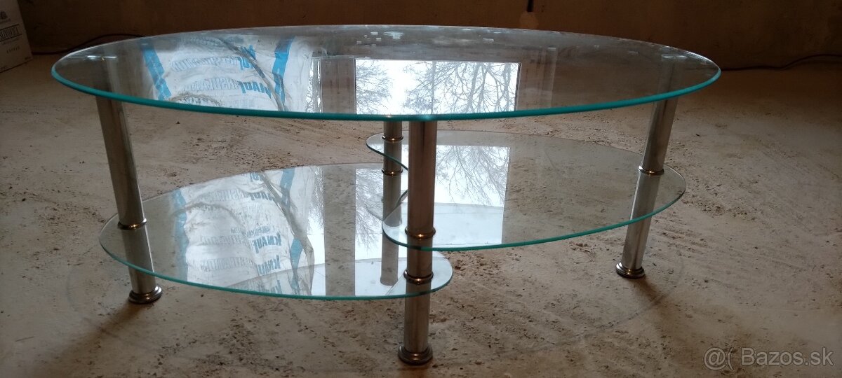 Sklenený stolík