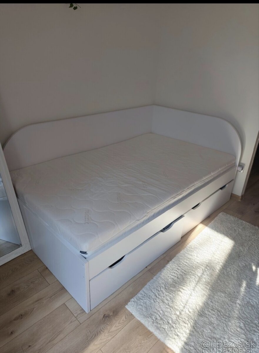 Posteľ