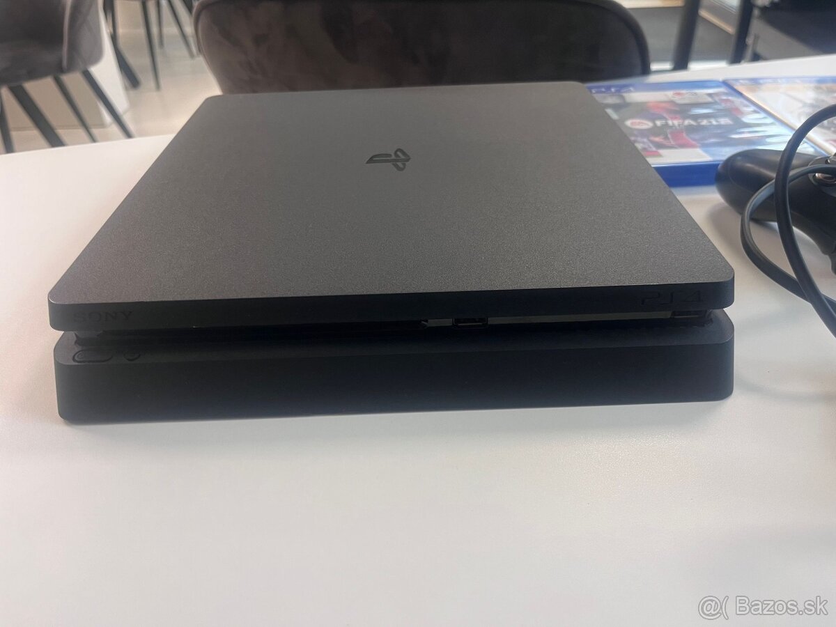 PLAYSTATION 4 SLIM