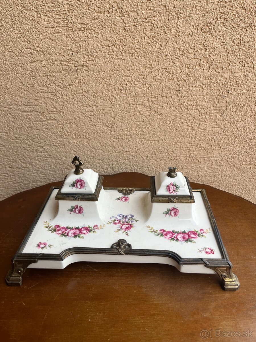 Porcelánový kalamár s mosadznými prvkami