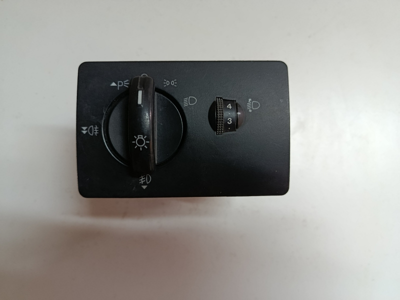 Vypínač svetiel Ford Focus MK2 4M5T13A024LA 20€