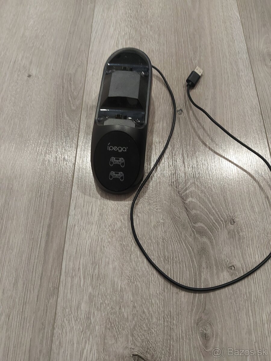 Stojan na nabijanie ovladačov