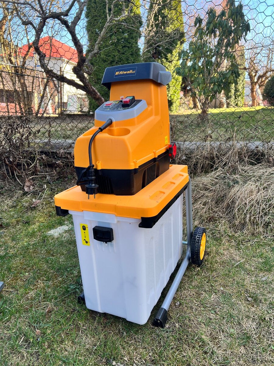 Drvič konárov Riwall RES 3044B