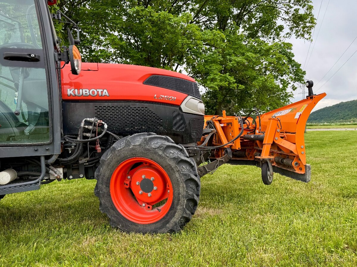 Kubota L2501 L12 s bezpečnostnou kabínou a príslušenstvom