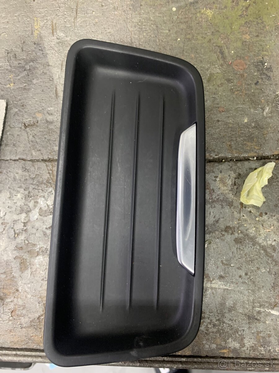 Predám na bmw f30/31 miska krytku namiesto poharov