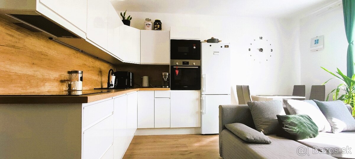 Kompletne zariadený 2.izbový byt a parkovaním