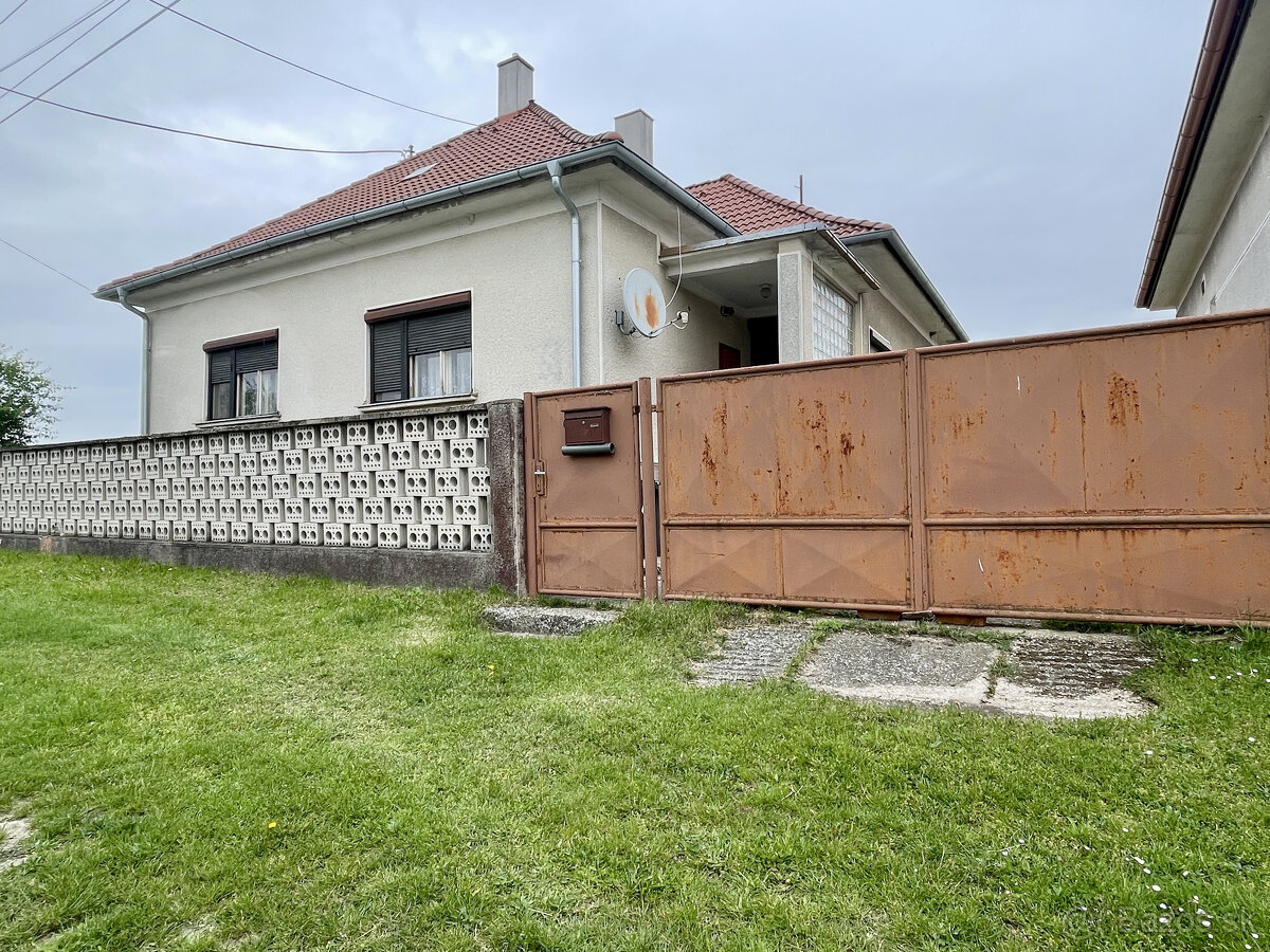 VRAKÚŇ – 3-IZBOVÝ RODINNÝ DOM NA PREDAJ V KĽUDNEJ ČASTI OBCE