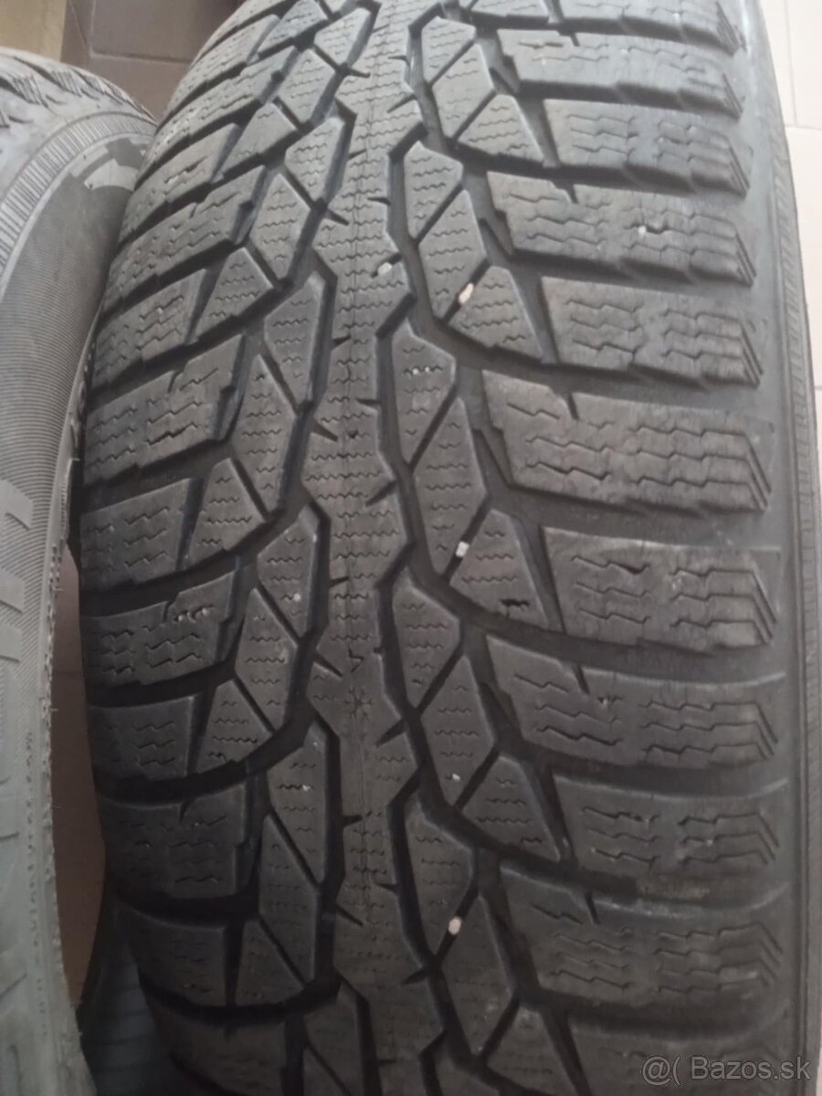 Predam 2ks celoročne pn.185/60r15 nokian