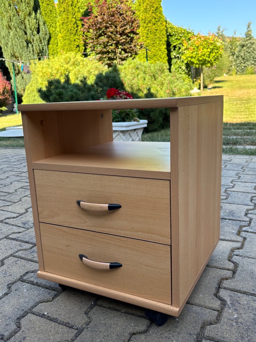 Maly stolík