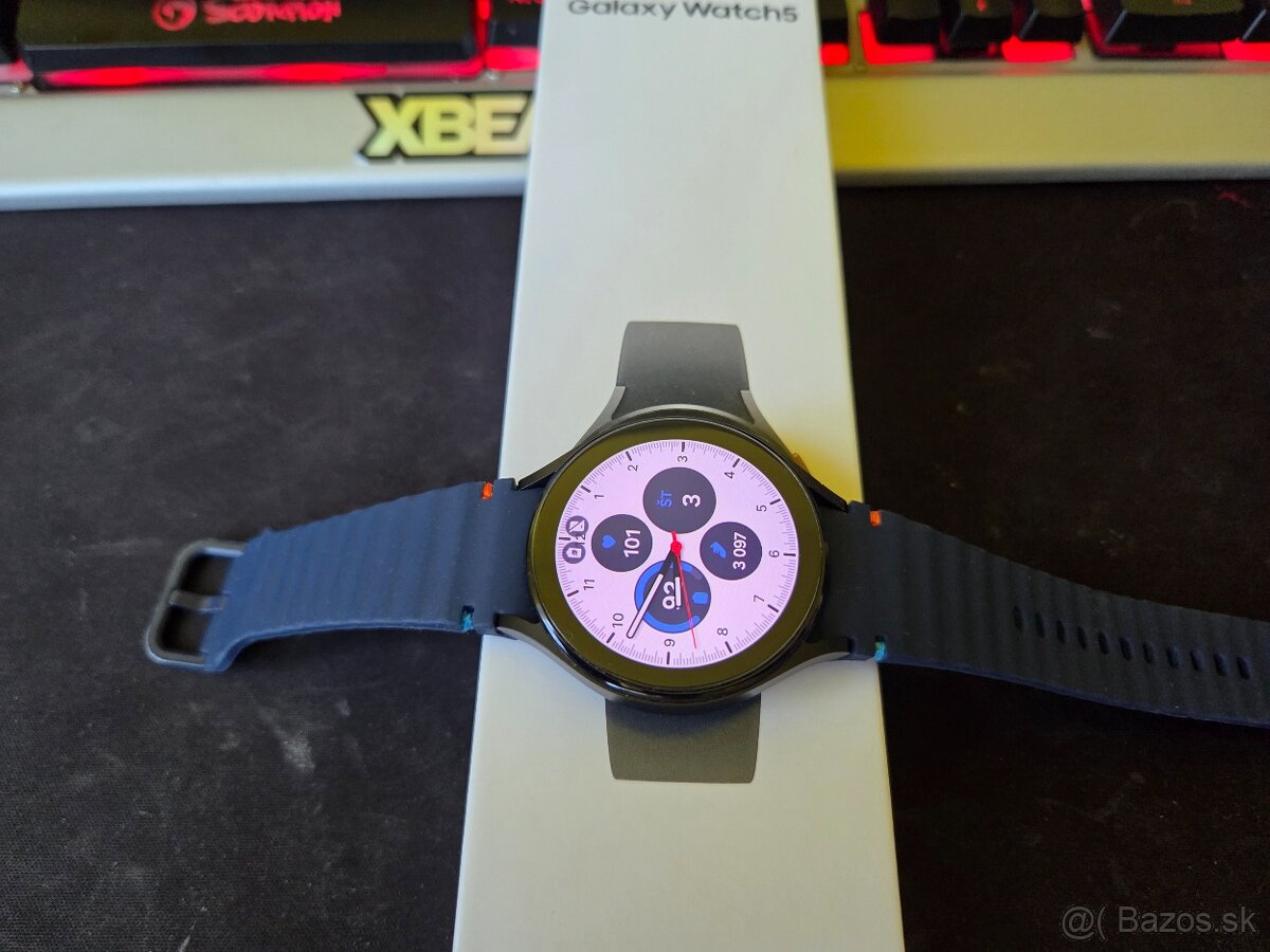Samsung watch 5 44 lte čierne s dokupeným modrým remienkom č