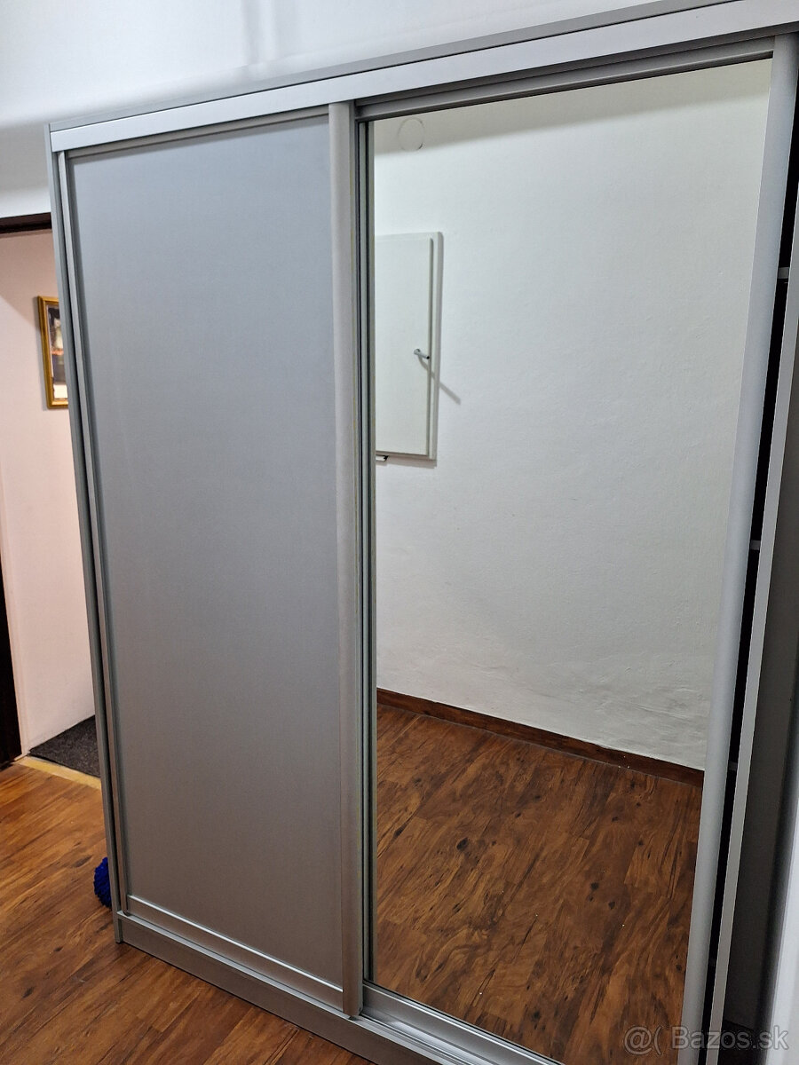 Skriňa IKEA s posuvnými dverami
