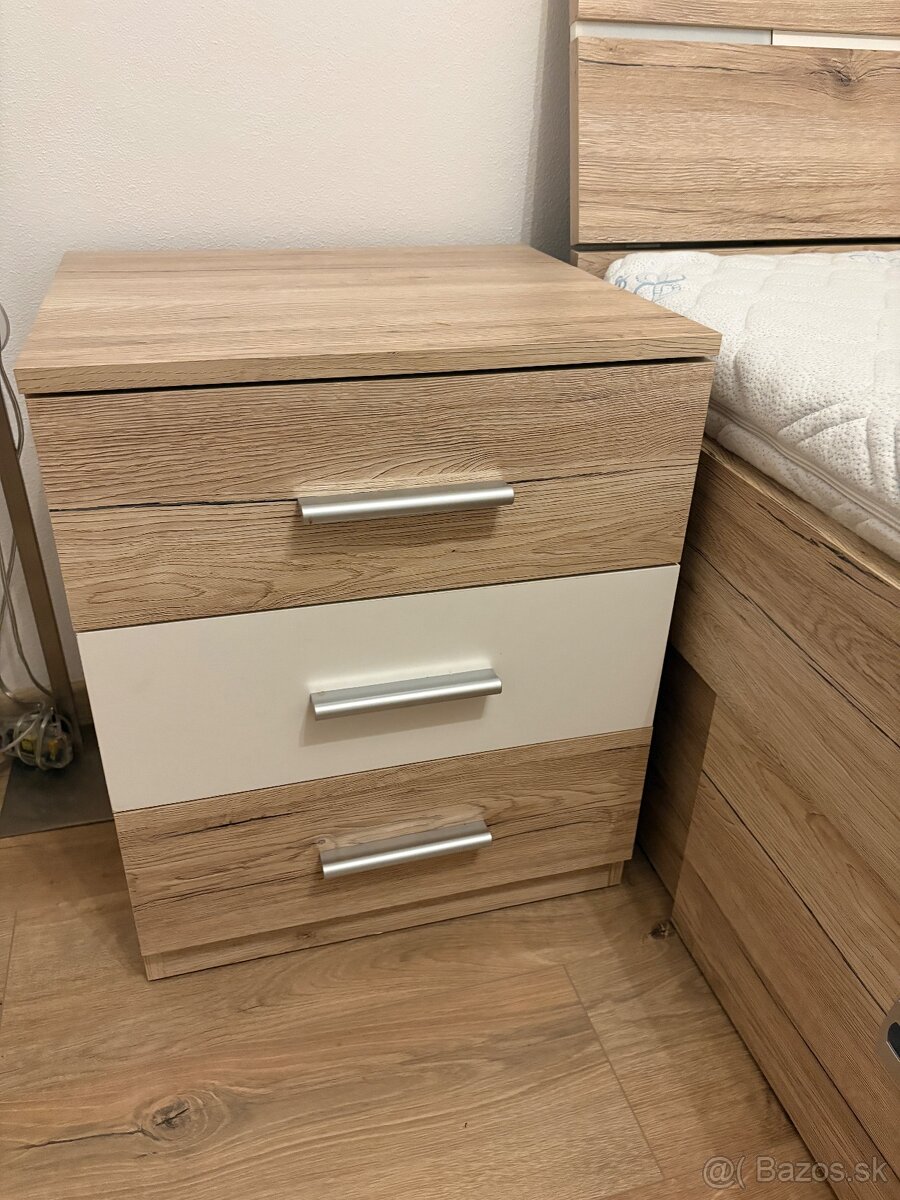 Nočný stolík dub/biela