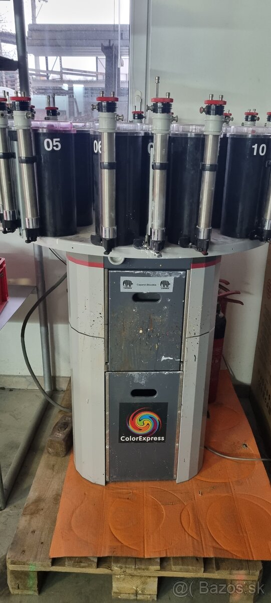 Miešací tónovcí stroj