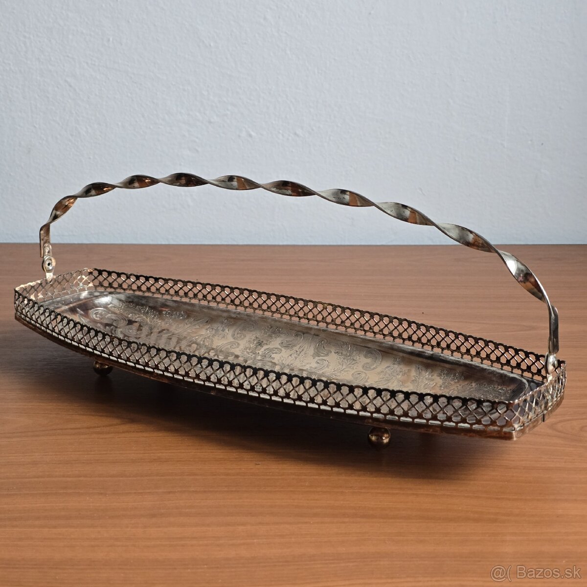 Gravírovaný postriebrený podnos