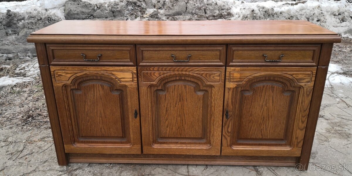 Rustikálna masivná komoda
