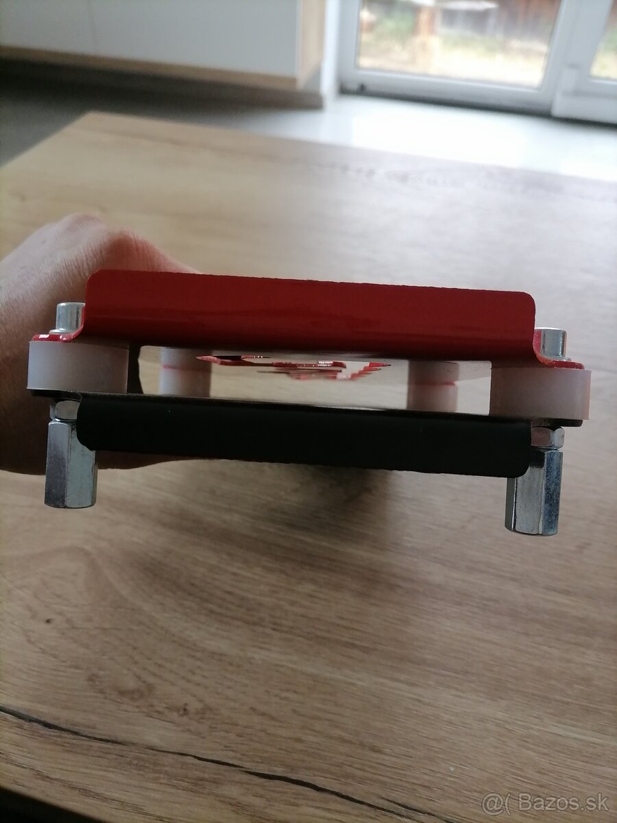 Predám držiak na pílu na traktor