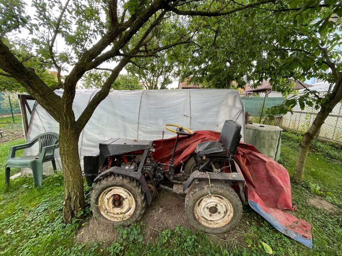 Predám traktor .
