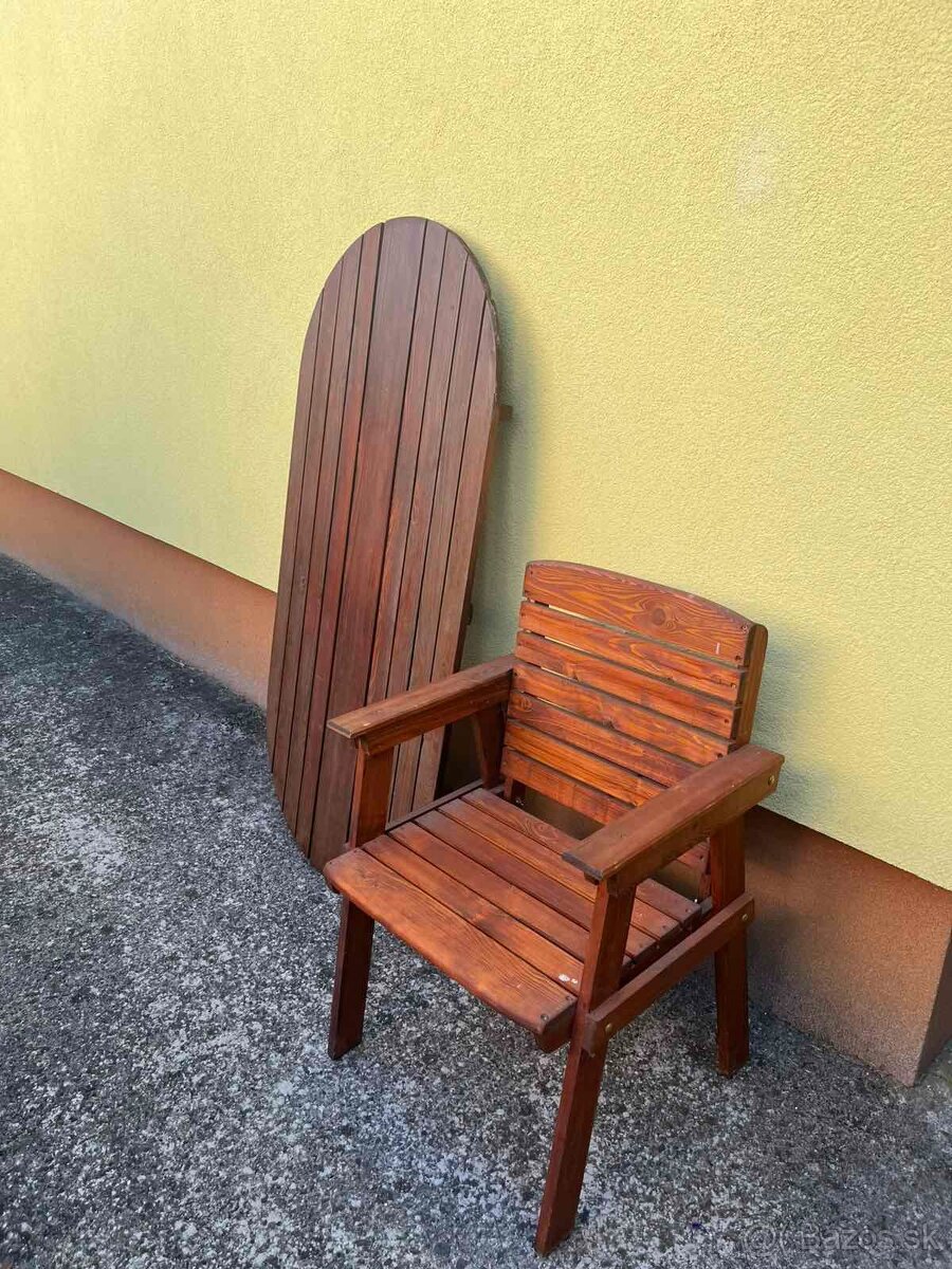 Stôl so štyrmi stoličkami.
