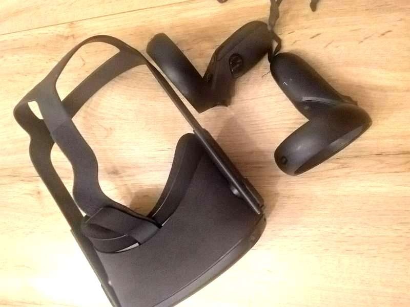 Oculus Quest / Meta Quest - všetko funkčné, super stav
