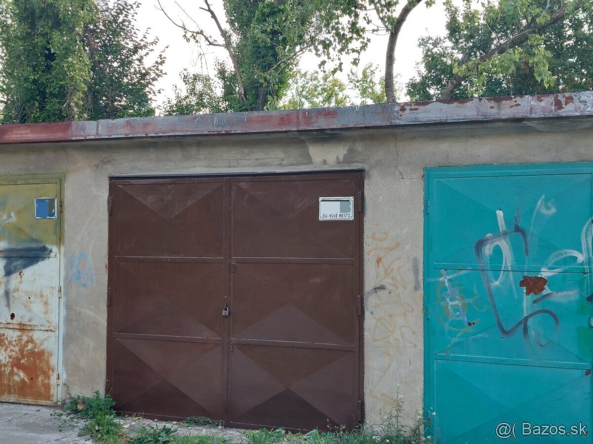 Predam garaz blizko Racianskeho myta