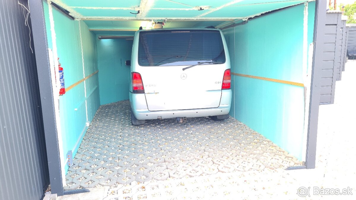 Veľká garáž pre auto a motorku
