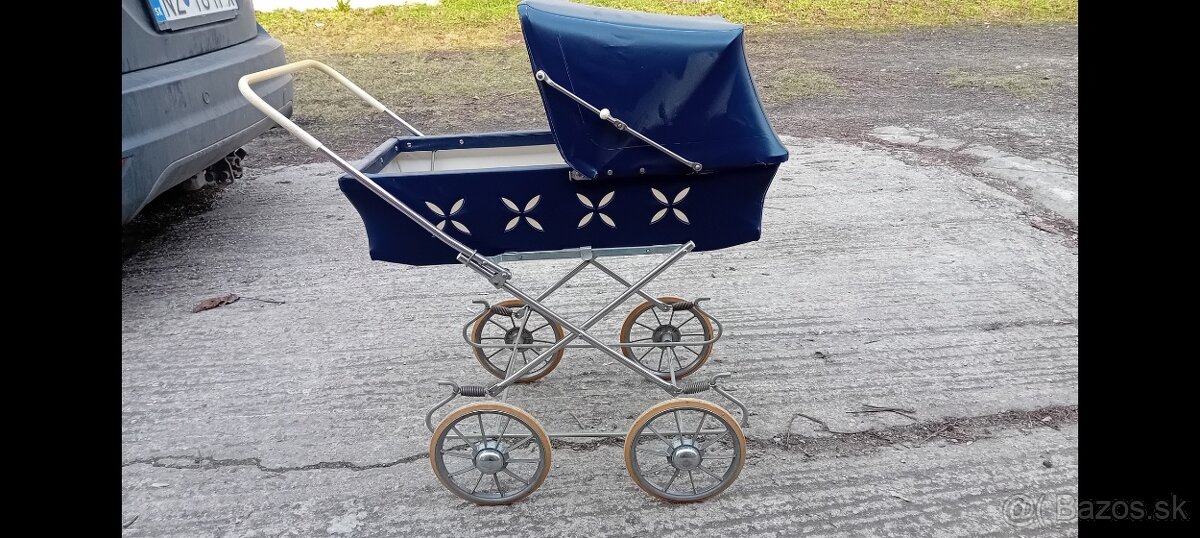 Predám starý, retro detský kočík pre bábiku.