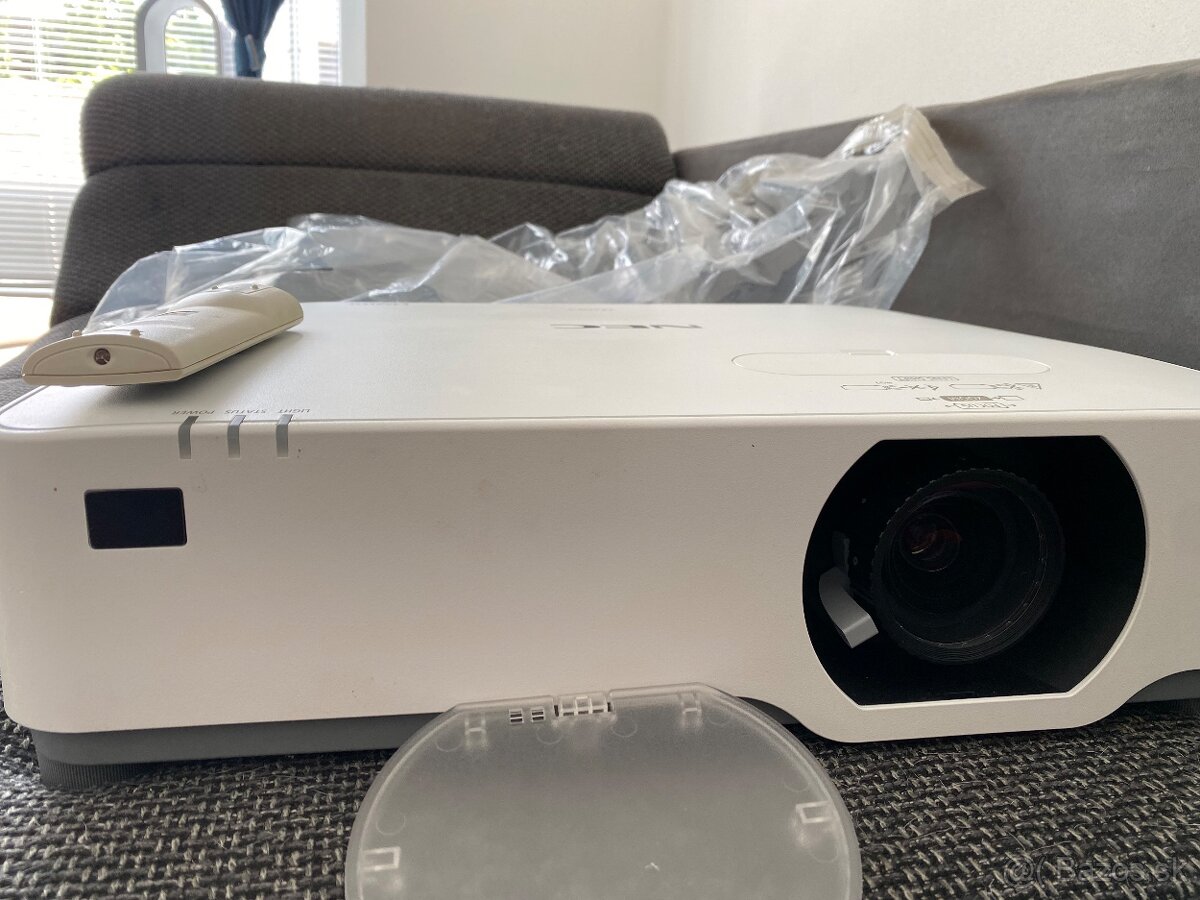 NEC NP-PE455UL – takmer nepoužívaný projektor, ako nový