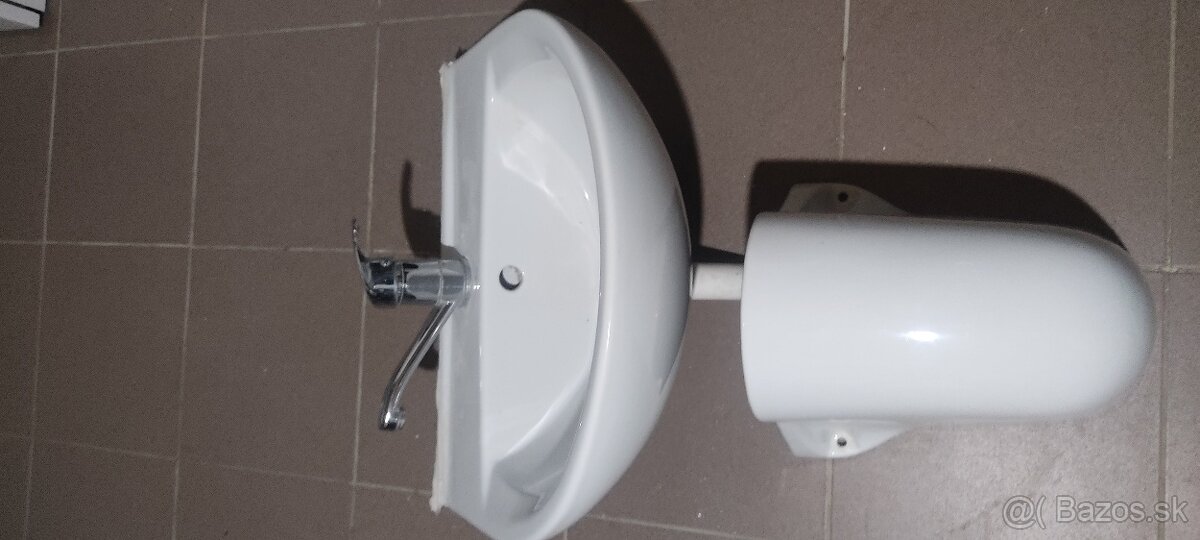 Umývadlo s batériou a nohou