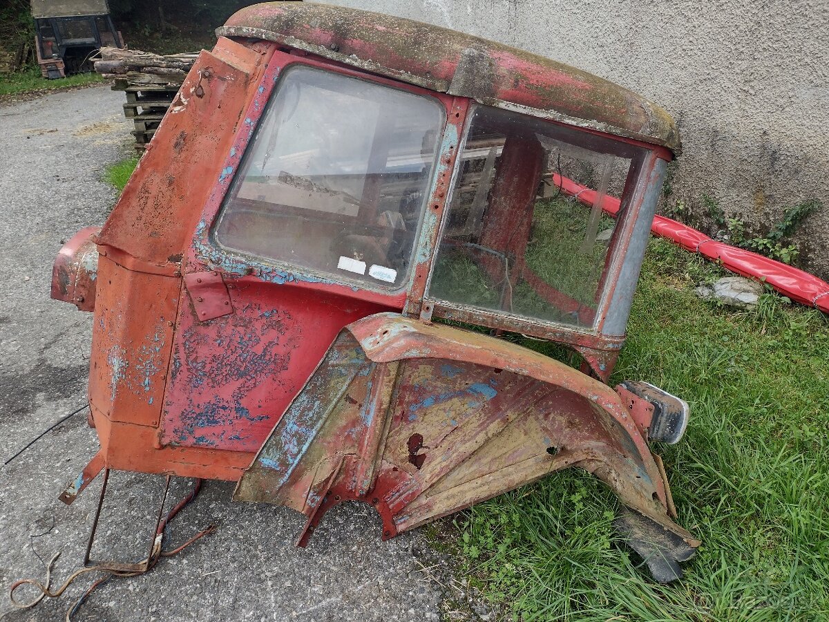 Kabina okruhla cervena na zetor