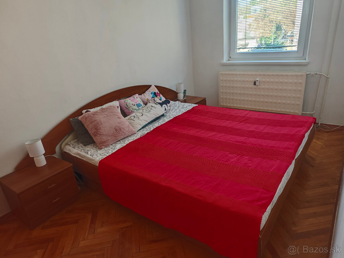 Postel s roštami a úložným priestorom