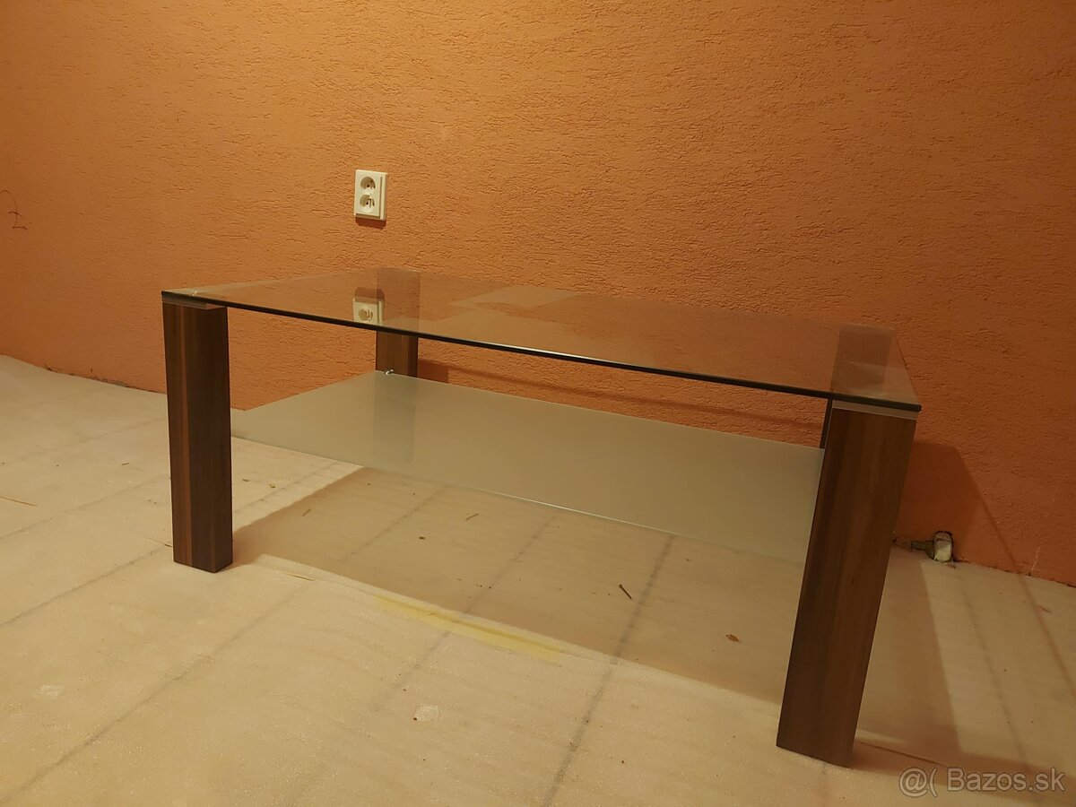 Sklenenný konferenčný stolík