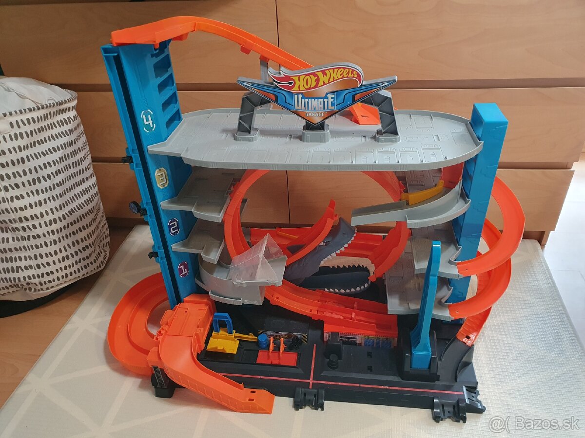 Hot Wheels mega shark garage track dráha