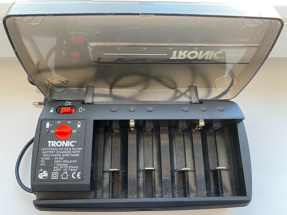 Univerzálna nabíjačka batérií Tronic KH 967