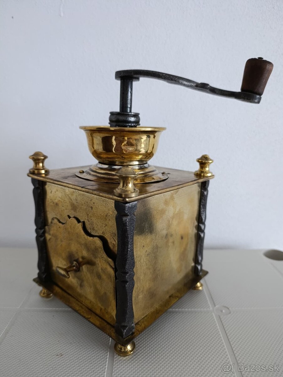 Krásný starožitný mlyncek na kavu, ručně kované sloupky.