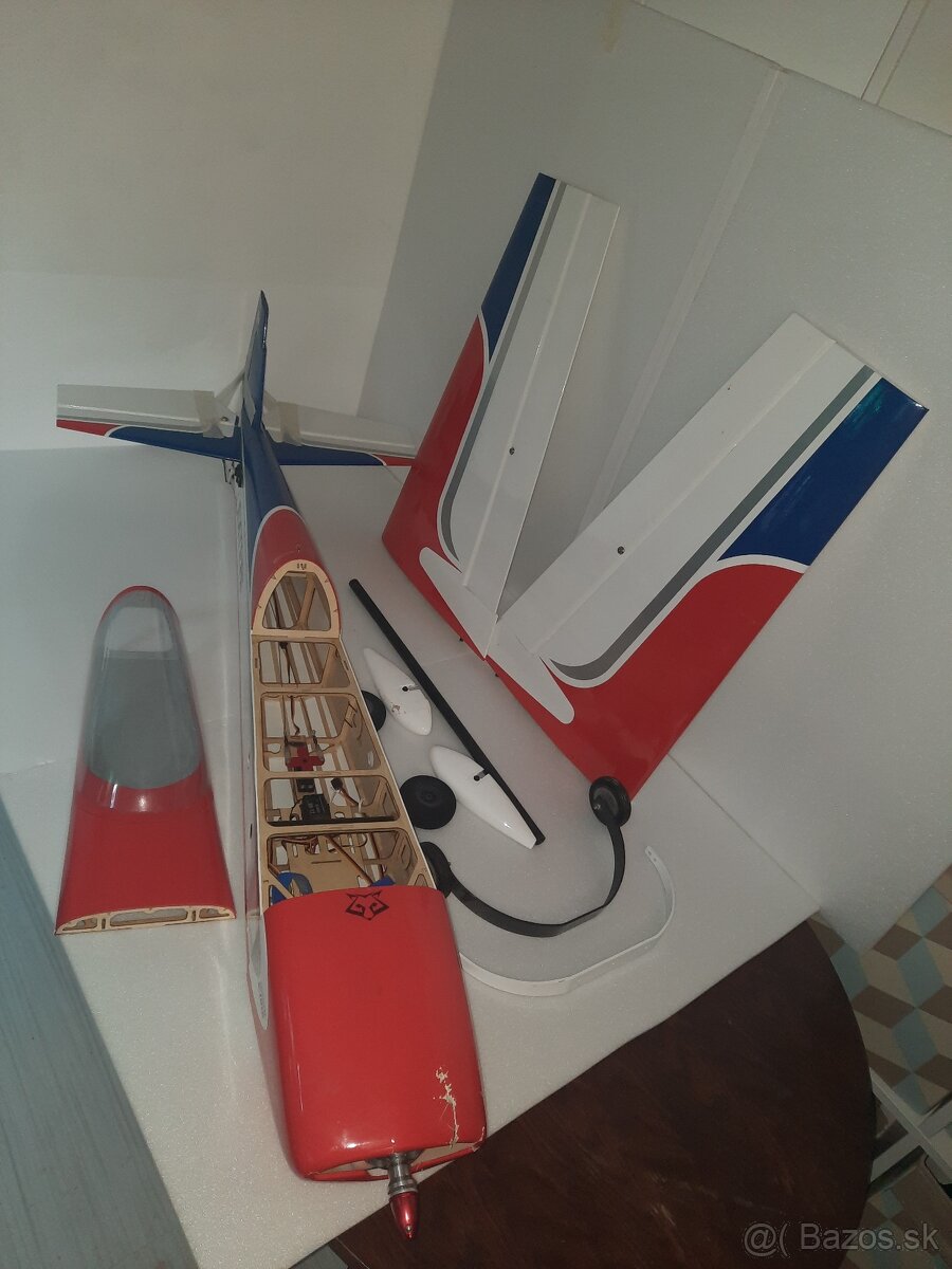 RC lietadlo extra 300 s motorom servami