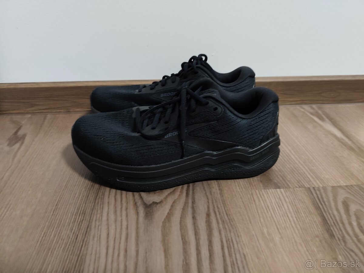 Brooks 42 - čierna bežecká obuv