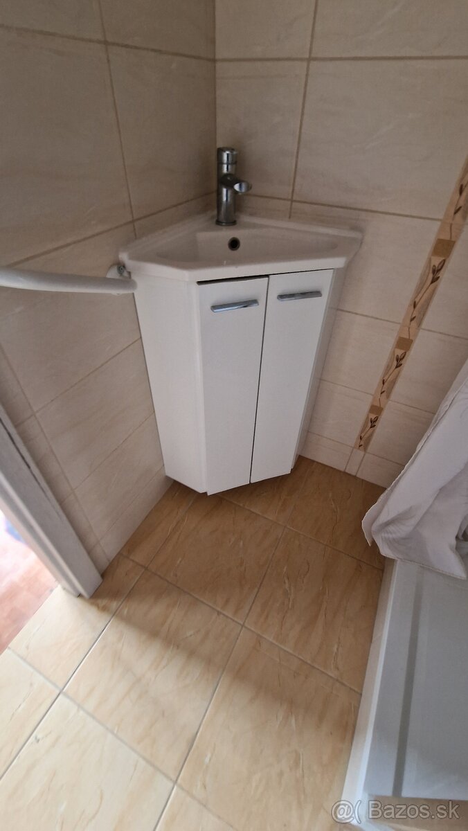 Rohové umývadlo so skrinkou a batériou 40 cm